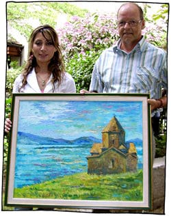 Entertainer Agnes nicht am Porträt zeichnen oder bei der Messeanimation, sondern mit einem Ölbild einer armenischen Kirche